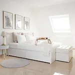 דירה Penthouse With A Neo-gothic Parish Church View *