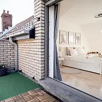 דירה Penthouse With A Neo-gothic Parish Church View
